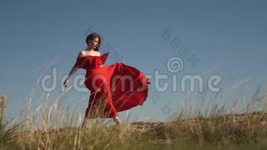 年轻的美女，穿着一身猩红的<strong>风衣</strong>，翩翩起舞
